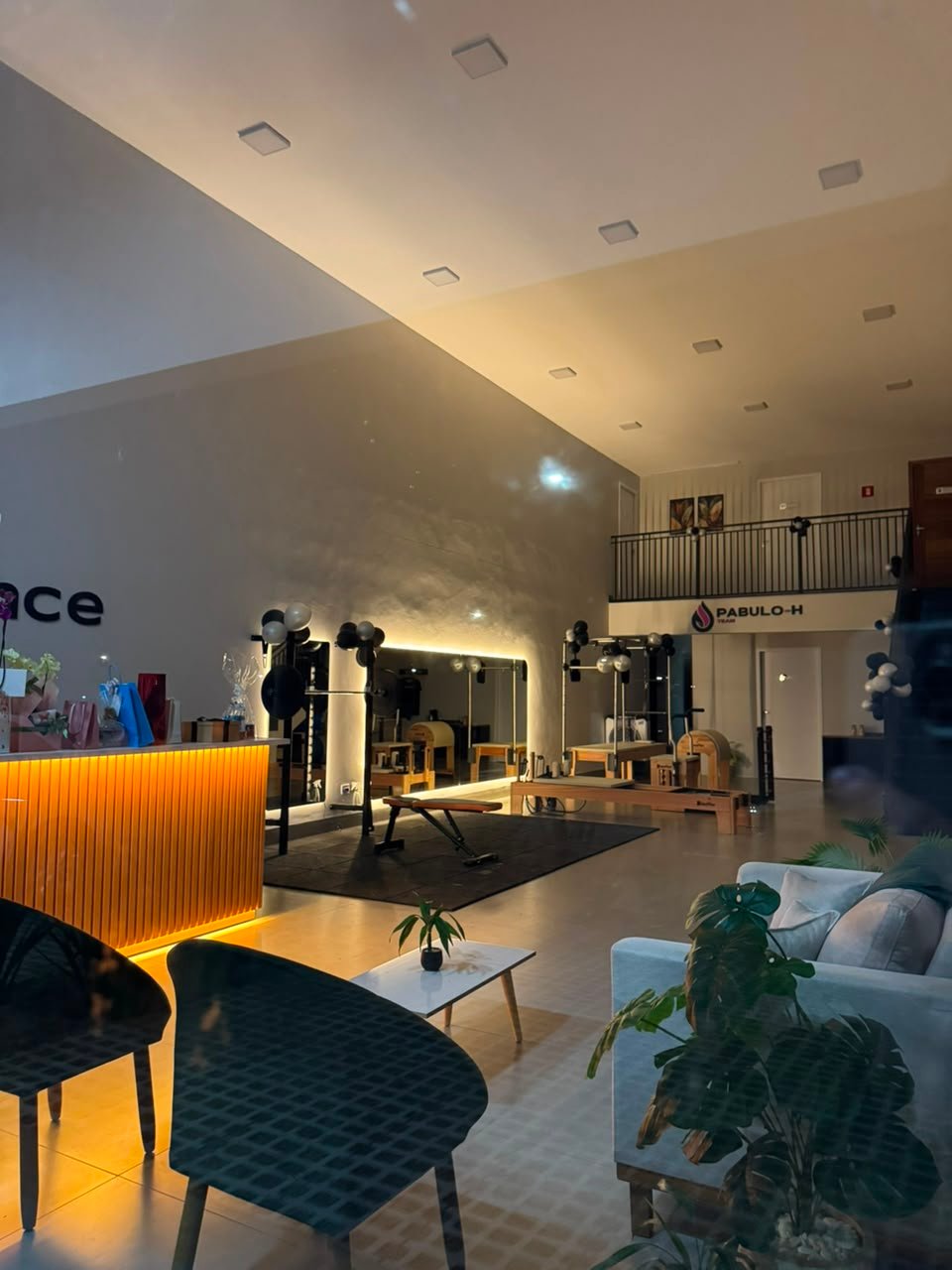 Ambiente interno da clínica Avance com iluminação acolhedora