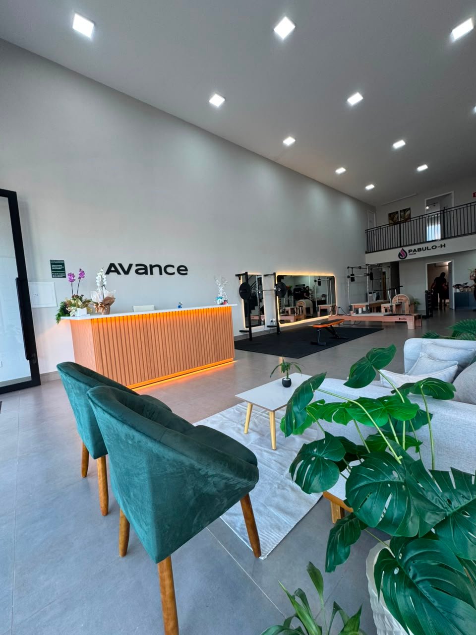 Recepção e área de movimento da clínica Avance